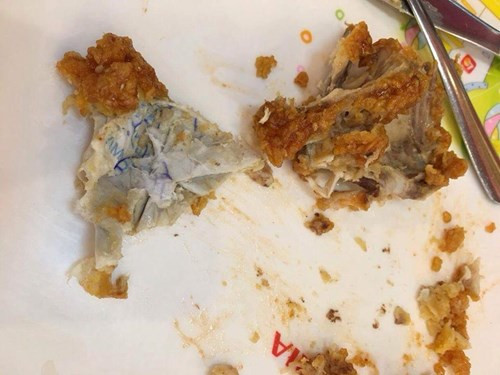 Vụ việc gần đây nhất là phát hiện miếng gà rán có phiếu gửi xe bên trong.