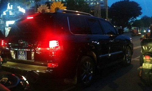 Chiếc xe biển số 95A-0699 đi trên phố khiến người dân xôn xao mấy ngày qua. (Ảnh: Tri Thức Trực Tuyến)