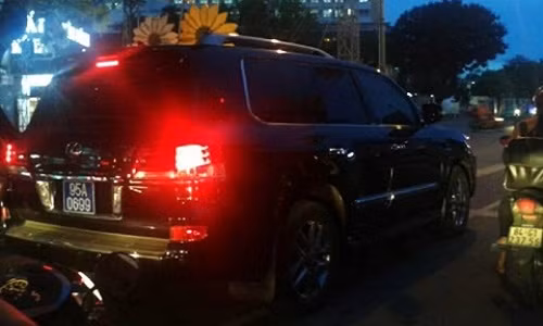 Chiếc xe biển số 95A-0699 đi trên phố khiến người dân xôn xao mấy ngày qua. (Ảnh: Tri Thức Trực Tuyến)