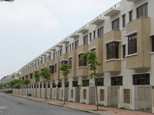 Một trong những dãy biệt thự không người ở tại dự án Vân Canh