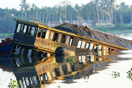  7. Chìm tàu du lịch ở Bình Dương, 16 người chết Chập tối 20/5/2011, chiếc tàu 2 tầng của khu du lịch Dìn Ký, chi nhánh cầu Ngang chở theo hàng chục du khách đang dự tiệc sinh nhật con trai giám đốc Quách Lương Tài thì bất ngờ trời mưa to kèm gió lớn. Tàu quay đầu về bến cách bờ chừng 100 m tàu thì chao đảo, lật ngang 16 người trong đó có 6 trẻ nhỏ đã bị nhấn chìm xuống lòng sông.