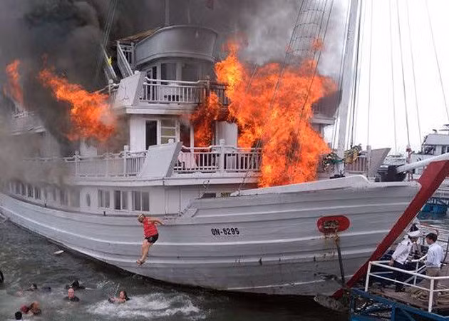  2. Cháy du thuyền ở Hạ Long, khách nhảy xuống biển Lúc 11h ngày 6/5/2016, tàu du lịch QN 6299 mang tên Aphrodite bốc cháy. Hàng chục du khách trên tàu đã nhảy xuống biển.