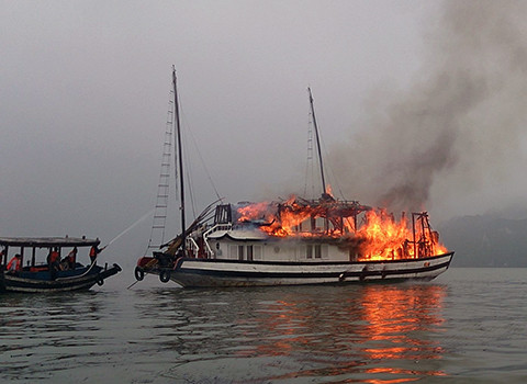  3. Đang chở khách nước ngoài, tàu du lịch bốc cháy trên vịnh Hạ Long Khoảng 12h15, ngày 25/12/2015, tàu Hoa Phượng 02 số hiệu đăng ký QN-4239 do anh Nguyễn Xuân Hòa, 34 tuổi, trú ở phường Hà An, TX Quảng Yên, Quảng Ninh làm thuyền trưởng chở 25 người (5 thuyền viên, 1 phục vụ, 19 khách du lịch trong đó có có 17 người nước ngoài chưa rõ quốc tịch và 2 hướng dẫn viên) trên đường chở khách từ bến Gia Luận (TP Hải Phòng) về bến tàu Bãi Cháy (TP Hạ Long) thì bị bốc cháy. Ngay sau đó, lực lượng chức năng của tỉnh Quảng Ninh đã có mặt để chữa cháy và huy động một số tàu khác đưa toàn bộ hành khách và nhân viên trên tàu vào bờ an toàn.