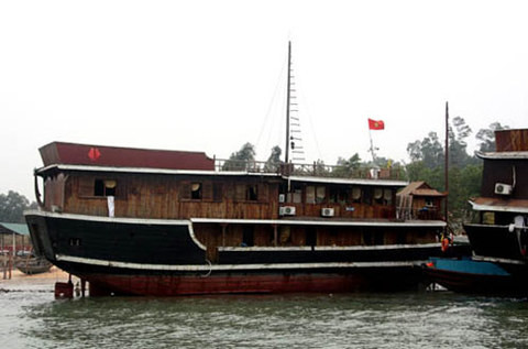  8. Chìm tàu du lịch ở Hạ Long, 12 người chết Rạng sáng 17/2/2011 tại khu neo đậu tàu lưu trú ở đảo Ti Tốp, tàu Trường Hải 06 thuộc Công ty TNHH Trường Hải đã bị đắm. Thời điểm đó, trên tàu có 27 người, trong đó có 21 du khách (19 người nước ngoài và 2 người Việt Nam).