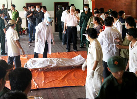 11 tiếng sau đó, lực lượng cứu hộ mới xác định được vị trí thuyền. Sau nhiều giờ đồng hồ tiếp cận, những thợ lặn đã phá cửa sổ khoang tàu và đưa 15 thi thể lên bờ, trong số này có 9 người trong gia đình anh Tài. Sáng 23/5 thi thể bé trai 9 tuổi mới được tìm thấy trong buồng máy của chiếc tàu chìm.