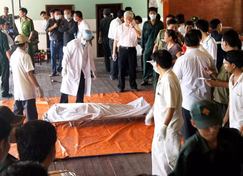 11 tiếng sau đó, lực lượng cứu hộ mới xác định được vị trí thuyền. Sau nhiều giờ đồng hồ tiếp cận, những thợ lặn đã phá cửa sổ khoang tàu và đưa 15 thi thể lên bờ, trong số này có 9 người trong gia đình anh Tài. Sáng 23/5 thi thể bé trai 9 tuổi mới được tìm thấy trong buồng máy của chiếc tàu chìm.