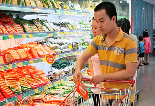 1. Trả lại 2,2 tấn xúc xích nghi có chứa chất cấm cho Vietfoods Đại diện cơ sở chế biến Thực phẩm Việt - Vietfoods (Bình Dương) cho biết Chi cục Quản lý thị trường Hà Nội đã trả lô hàng 2,2 tấn xúc xích bị tạm giữ do nghi vấn chứa chất cấm nhưng không hề có một lời xin lỗi. Thông tin nêu trên được công bố trong buổi họp báo công bố “sản phẩm Vietfoods an toàn với người tiêu dùng” tổ chức tại TP.HCM ngày 29/5. Theo đại diện doanh nghiệp, đơn vị đã chuẩn bị tất cả bằng chứng, giấy tờ pháp lý để thực hiện việc khởi kiện nếu Chi cục Quản lý thị trường (QLTT) Hà Nội tiếp tục dây dưa, không thừa nhận sai phạm.