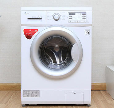  2. Máy giặt LG WD-10600 Máy giặt LG WD-10600 sở hữu nhiều chức năng giặt tiên tiến, trang bị công nghệ 6 Mottion DD mô phỏng quá trình giặt tay, giúp làm sạch và bảo vệ quần áo. Máy giặt truyền động trực tiếp tiết kiệm điện tối đa, vận hành êm ái &amp; ổn định hơn. Giặt nóng/lạnh với độ tùy chỉnh nhiệt độ giặt 95/60/30.Máy giặt LG WD-10600 có giá dao động trên dưới 8 triệu.