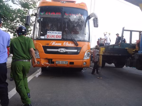 2. Xe khách va chạm xe máy, 1 người tử vong tại chỗ Khoảng 14h30 ngày 30/5, xe khách BKS 73B - 00285 lưu thông từ TP. HCM về Quảng Bình, khi đến KM 1556+600 đường Hồ Chí Minh, thuộc phường Trần Hưng Đạo (TP. Kon Tum, tỉnh Kon Tum) thì xảy ra va chạm với xe máy BKS 82K6 - 7496 do ông Đặng Văn Sen (trú phường Trần Hưng Đạo) điều khiển lưu thông cùng chiều. Cú va chạm mạnh khiến ông Sen ngã xuống đất và bị xe khách cán ngang qua người tử vong tại chỗ, còn xe máy vỡ nát hoàn toàn.