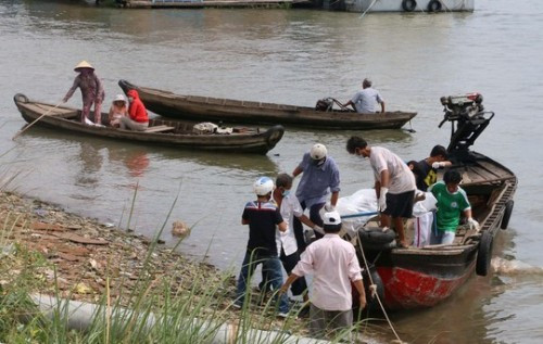 9. Sà lan đâm vào ghe chở lúa, hai mẹ con chết thảm Sáng sớm ngày 3/6, sà lan do Lê Thanh Cường, 33 tuổi, ở xã Long Hòa, huyện Phú Tân, An Giang điều khiển từ hướng Châu Đốc đi Long Xuyên, đến khu vực trên thì va chạm ghe chở lúa thuê của anh Phạm Văn Tâm ở xã Hòa An, huyện Chợ Mới, An Giang đang đậu trên sông Hậu.Cú va chạm đã khiến nạn nhân Lưu Thị Mỹ Hạnh, 31 tuổi tử vong trên ghe còn bé Phạm Thị Nhí (5 tuổi) văng xuống sông Hậu tới 5h sáng cùng ngày lực lượng chứng năng mới vớt được thi thể bé.