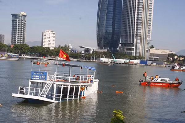9. Chìm tàu du lịch trên sông Hàn: 53 người được cứu sống Khoảng 20h35 tối 4/6, chiếc du lịch Thảo Vân 2 mang số hiệu ĐNa-0016 do tài công Lê Công Chí, trú tại phường An Hải Bắc, quận Sơn Trà. TP Đà Nẵng điều khiển chờ hàng chục hành khách bị lật nghiêng và chìm tại khu vực giữa cầu Rồng và cầu sông Hàn. Đến sáng 5/6, đã cứu sống được 53 người trong đó có 4 người nước ngoài quốc tịch Malaysia. Sau đó, thi thể 3 người đang mất tích vụ chìm tàu sông Hàn gồm: Phạm Tấn Cường (SN 1970), quê ở tỉnh Bình Định; hai chị em ruột Trịnh Kim Phượng (SN 2009) và Trịnh Tiến Huy (SN 2012) thuộc đoàn khách du lịch tỉnh Thái Nguyên cũng đã được tìm thấy.