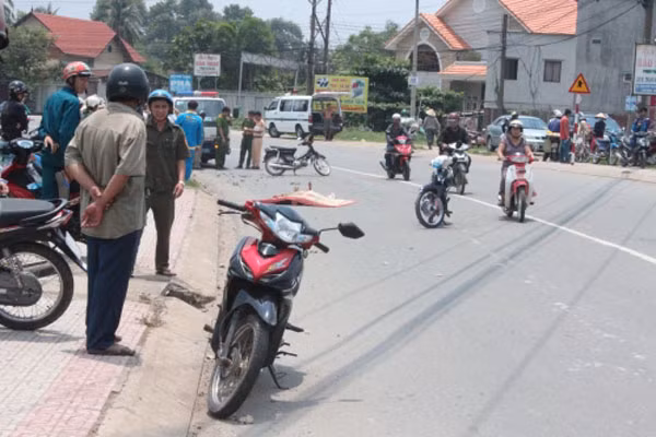 4. Xe máy va chạm xe tải, 1 phụ nữ tử vong tại chỗ Khoảng 11h ngày 1/6, chị Dương Chu Bích Vân (24 tuổi, ngụ Đồng Nai) điều khiển xe máy BKS 47R5 - 5113 chở theo bà Chu Thị Ngọc Minh (63 tuổi, ngụ Đồng Nai), khi đi qua khu phố Tân Ba, phường Thái Hòa (thị xã Tân Uyên, Bình Dương) bất ngờ xảy ra va chạm với xe tải BKS 60C – 164.63, lưu thông cùng chiều. Vụ va chạm khiến bà Minh ngã xuống đường, bị bánh sau của xe tải cán qua tử vong tại chỗ.