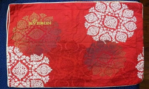 Sản phẩm gối Everon kém chất lượng, phai màu nhanh chóng.