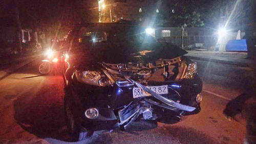 6. Giám đốc lái xe tông chết chủ doanh nghiệp Tối ngày 1/6, ông Bùi Quang Công (49 tuổi, giám đốc công ty xây dựng Bảo Quân, có trụ sở tại TT Dương Đông, huyện Phú Quốc, Kiên Giang) điều khiển ô tô 4 BKS: 68A-013.82, lưu thông trên đường Hùng Vương, khi tới chợ đêm Bạch Đằng, thì bất ngờ tông vào xe máy của ông Doãn Tâm Hoàng Tuấn (49 tuổi), chủ doanh nghiệp sản xuất nước uống đóng chai. Cú tông quá mạnh khiến ông Tuấn bị thương nặng và được người đưa đi cấp cứu nhưng đã tử vong trên đường đến viện.