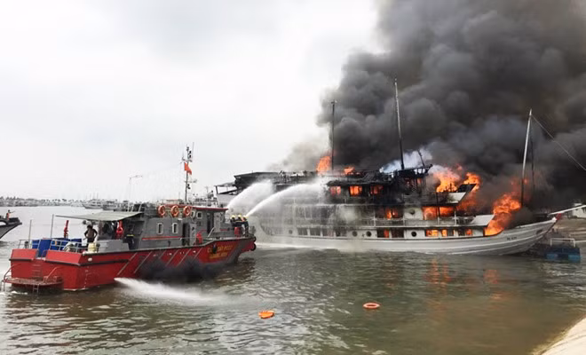 Cảnh sát PCCC Quảng Ninh đã điều động hơn 30 cán bộ chữa cháy trên biển, trên cạn, tàu và xuồng chữa cháy đến hiện trường cứu chữa. 37 người, trong đó có 4 thuyền viên và 1 thuyền trưởng tàu, được cảnh sát cứu nạn hoặc hướng dẫn thoát nạn.