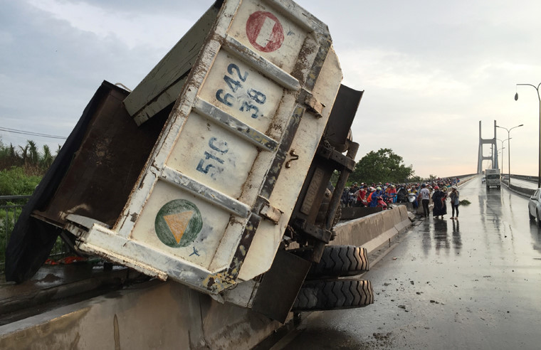 Dốc cầu Phú Mỹ phía quận 2 được mệnh danh là dốc cầu “tử thần”. Đã có hàng chục vụ tai nạn thảm khốc xảy ra tại dốc cầu này khiến nhiều phương tiện bị vò nát, nhiều người tử vong.