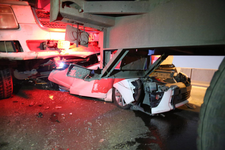 Hãi hùng nhất là chiếc ô tô 4 chỗ bị kẹp chặt giữa các xe tải bẹp dúm. Nhiều người lo lắng cho tính mạng tài xế và những người có mặt trên xe.