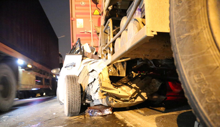 Nhiều người đi đường đã một phen kinh hoàng khi chứng kiến 5 ô tô dính chặt vào nhau, các phương tiện bị nát đầu bẹp đuôi tại dốc cầu Phú Mỹ.