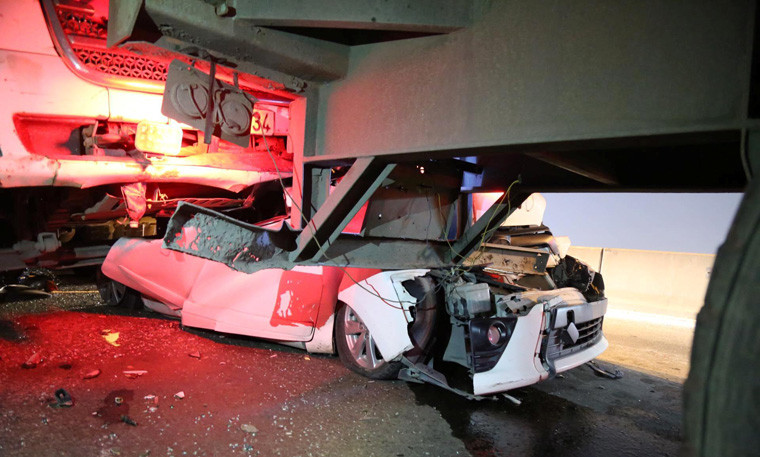 Trước đó khuya 20/12, nhiều ôtô, xe tải lưu thông trên làn ô tô cầu Phú Mỹ hướng từ quận 7 về quận 2, TP.HCM đang đổ dốc thì 5 ô tô (3 xe đầu kéo container, một xe ben 15 tấn và xe du lịch 4 chỗ) tông liên tiếp vào nhau. Cú va chạm khủng khiếp khiến ô tô con bị kẹp chặt giữa xe tải và container, biến dạng hoàn toàn.