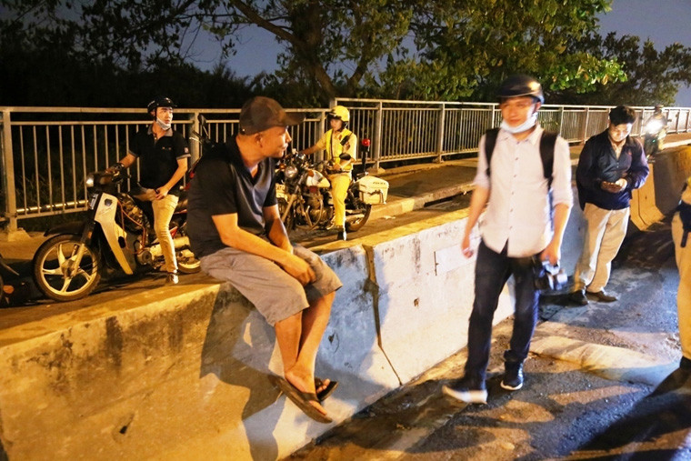 Vô cùng may mắn khi ngay sau đó, tài xế ô tô 4 chỗ (người ngồi) đã thoát nạn bò ra ngoài trong hoảng loạn.