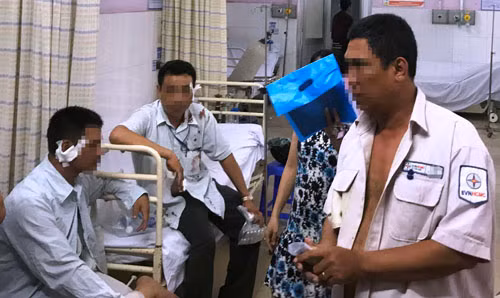 Nhóm nhân viên điện lực bị thương tích vì đối tượng ăn cắp điện tấn công.