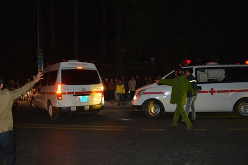 Thi thể các nạn nhân vụ hỏa hoạn được đưa khỏ hiện trường.