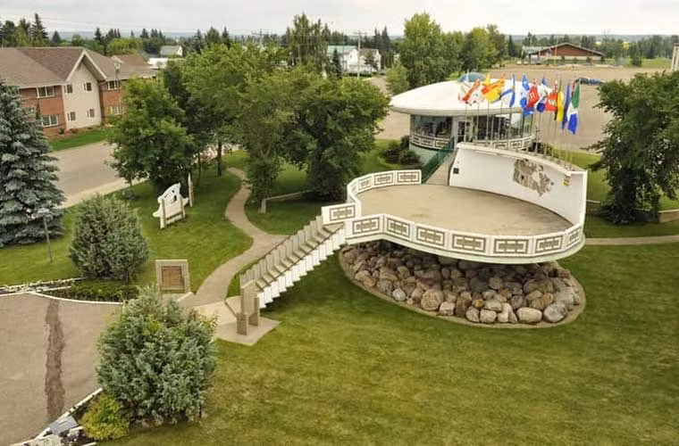 Năm 1967, Canada là quốc gia đầu tiên trên thế giới xây bệ hạ cánh các vật thể bay không xác định (UFO) ở thị trấn St.Paul, Alberta.