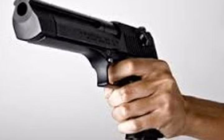 Thi the phu nu bi troi chan chim duoi nuoc va vet mau tren nen nha-Hinh-7