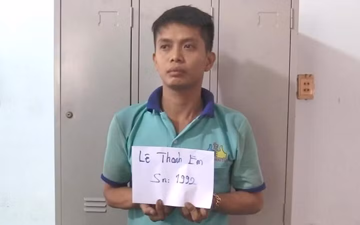 Thi the phu nu bi troi chan chim duoi nuoc va vet mau tren nen nha-Hinh-5