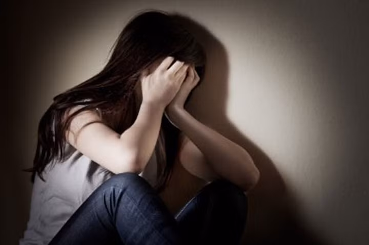 Thi the phu nu bi troi chan chim duoi nuoc va vet mau tren nen nha-Hinh-8