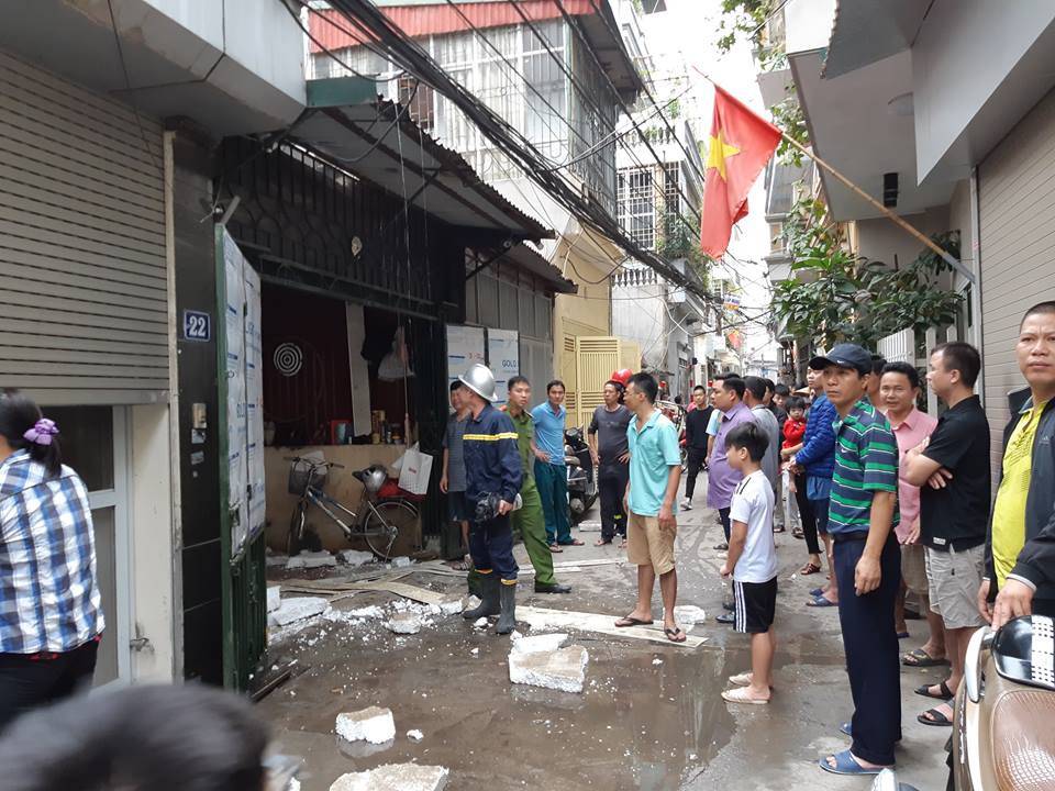 Ha Noi: Ngoi nha bong dung boc chay, nguoi dan hoang loan