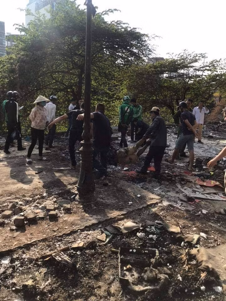 May mắn mọi người xung quanh phát hiện nên đã kịp thời dùng thuyền bơi ra giữa dòng trục vớt lên bờ.