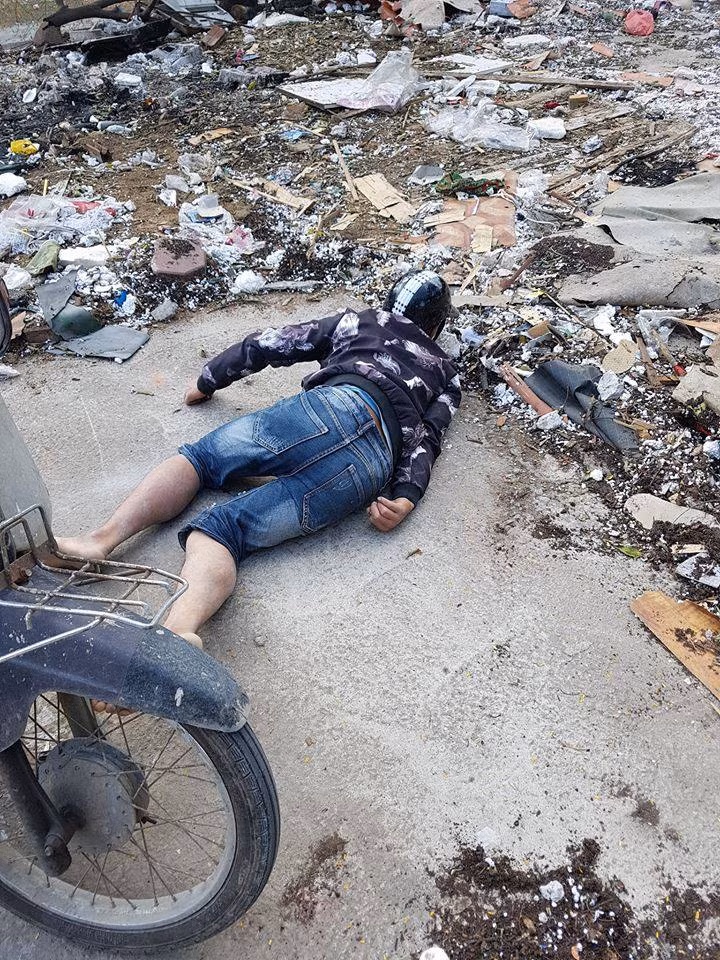 Sau đó vài phút thì bất ngờ thanh niên này bò lê xuống sông, bơi ra giữa dòng vùng vẫy rồi chìm nghỉm.