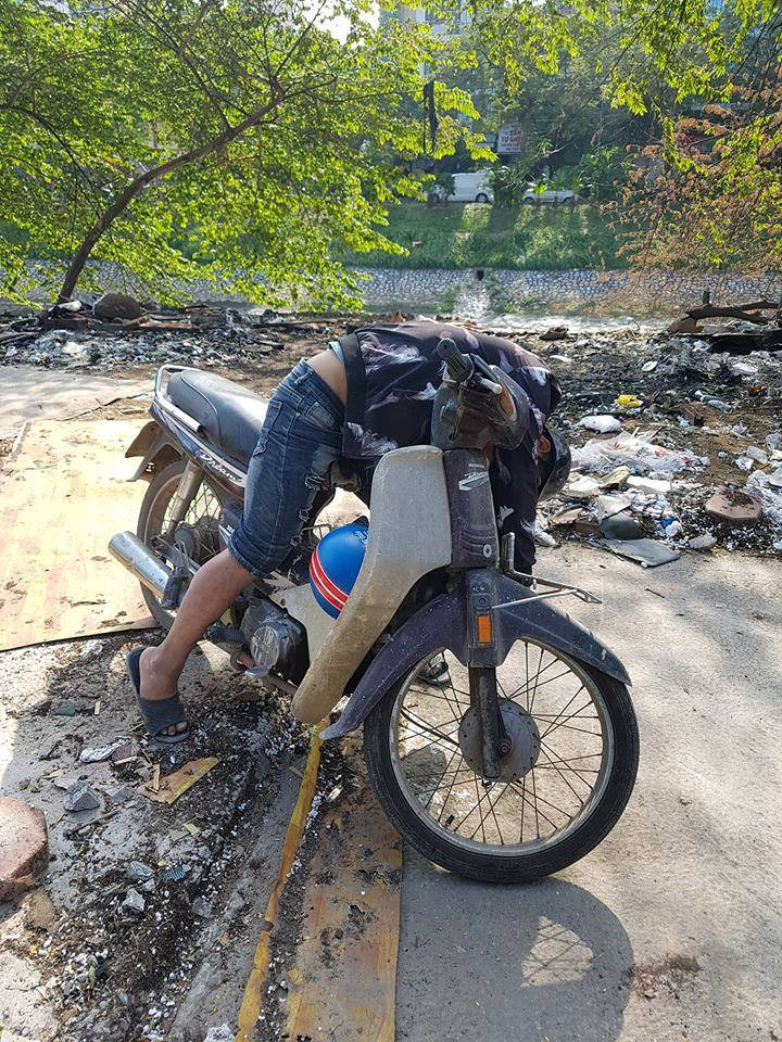 Ha Noi: Nam thanh nien boi ra song To Lich vung vay