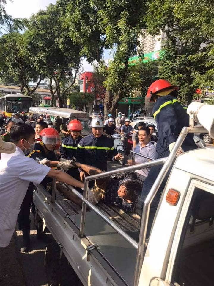 Ha Noi: Nam thanh nien boi ra song To Lich vung vay-Hinh-5