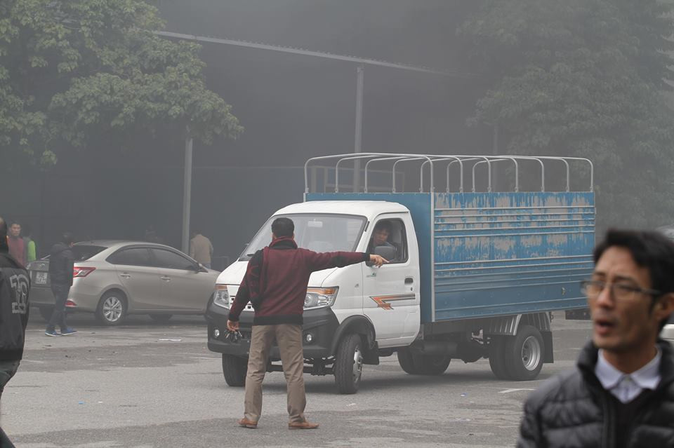 Nhân chứng cho biết, thời điểm trên họ chứng kiến cảnh tượng khói đen nghi ngút bốc lên từ phía gara ô tô ngay cạnh trụ sở Liên đoàn bóng đá Việt Nam (VFF). Thời điểm đó, nhiều người đang xếp hàng tại trụ sở VFF để nhận vé mua online trận chung kết AFF Cup 2018 giữa Việt Nam - Malaysia nên nhiều người đã hoảng sợ.