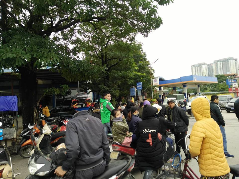 Trao đổi với PV bà Nguyễn Thị Hường, Chủ tịch phường Phú Đô cho biết, lãnh đạo phường đang trực tiếp có mặt ở hiện trường cùng lực lượng chức năng dập lửa nên chưa thể thông tin cụ thể.