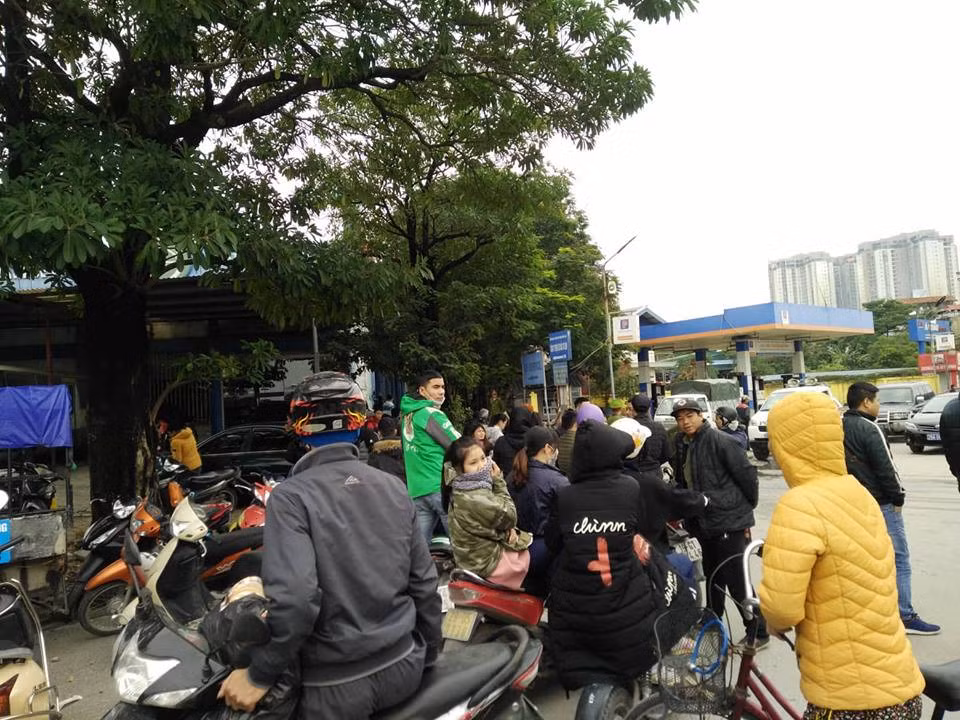 Trao đổi với PV bà Nguyễn Thị Hường, Chủ tịch phường Phú Đô cho biết, lãnh đạo phường đang trực tiếp có mặt ở hiện trường cùng lực lượng chức năng dập lửa nên chưa thể thông tin cụ thể.