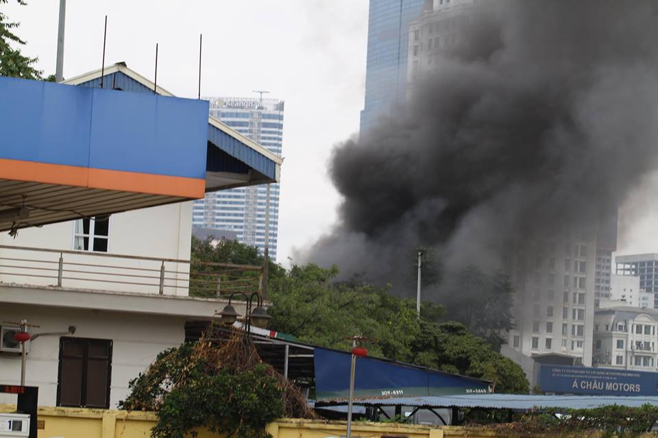 Khói đen bốc cao khiến nhiều người quanh khu vực hoảng sợ.
