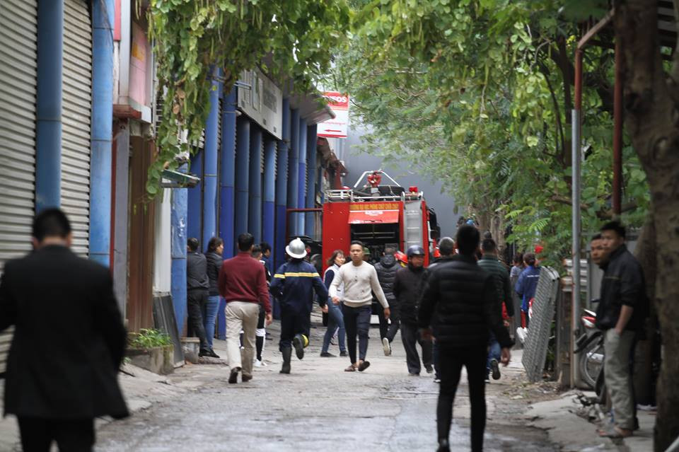 Ngay khi tiếp nhận tin báo, lực lượng PCCC khẩn trương điều động xe cứu hỏa cùng cán bộ chiến sĩ đến hiện trường để dập lửa.