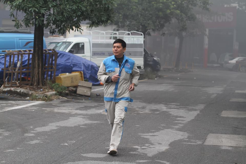 Nhiều người tháo chạy khỏi đám cháy vì khói đen bao trùm cả khu vực lớn.