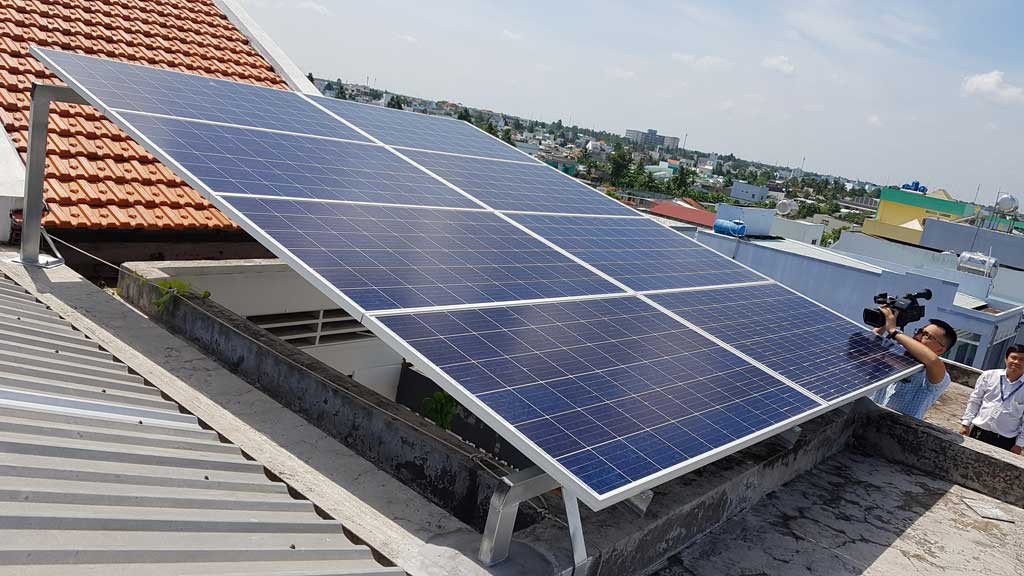 Tuy nhiên, để lắp đặt điện mặt đời mái nhà người dân phải lưu ý một số điểm. Đầu tiên diện tích phải đủ rộng để lắp đặt. Theo đó, diện tích mái nhà phải đảm bảo tối thiểu 6 - 7 m2/kWp và 3 kWp cần có diện tích mái là 21m2.