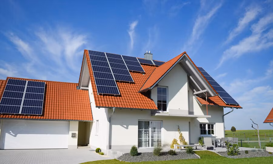 Một hệ thống điện mặt trời mái nhà gồm các tấm quang năng, bộ chuyển đổi điện (inverter) và các dây nối cũng như là hệ thống bảo vệ, chống sét.