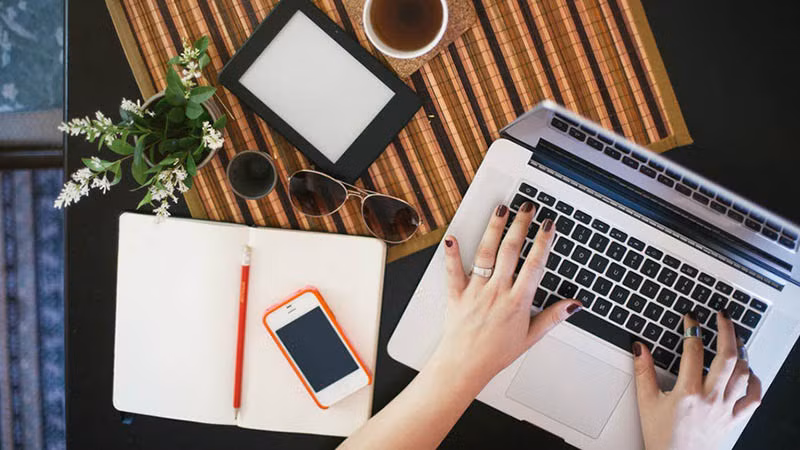 Trong trường hợp này, nên thay bằng từ “Trước tiên”. Cụm từ này sẽ giúp người nghe tin tưởng hơn vào hành động của người nói. Vì có từ “trước tiên”, thì gần như chắc chắn từ sau sẽ là “tiếp theo”.