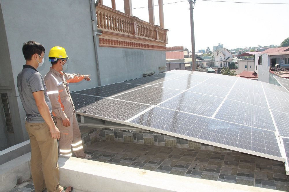 Liên quan đến vấn đề gây ô nhiễm của điện mặt trời mái nhà, bà Trần Vũ Diễm Hằng giải thích, tấm quang điện có cấu tạo gồm khung nhôm, kính cường lực, lớp nhựa trong chịu nhiệt, lớp tế bào quang điện, lớp nhựa đệm, lớp chống bụi, nước, lớp đấu nối.