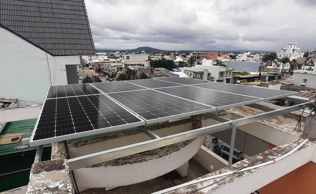 Tấm tế bào quang điện nằm ở giữa, các lớp nhựa và kính bao quanh để bảo vệ lớp tế bào quang điện khỏi tác động ngoại lực và không cho nước và chất khí thấm vào bên trong, làm hỏng tế bào quang điện.