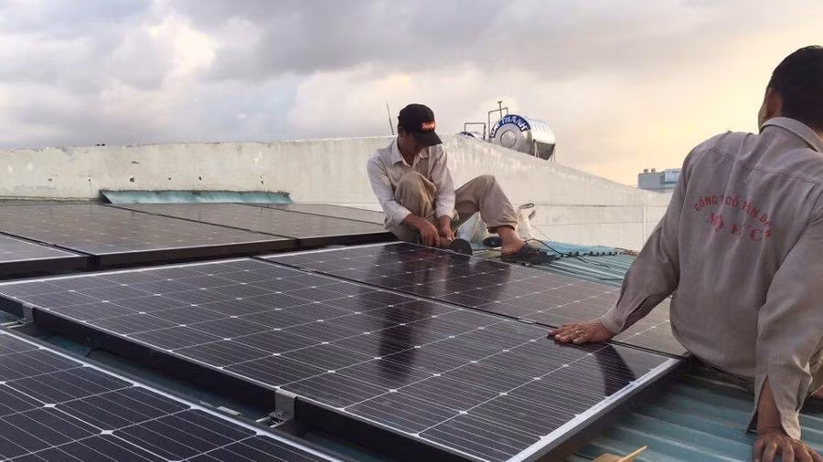 Để khuyến khích các chủ đầu tư lắp đặt điện mặt trời có nhu cầu bán điện lên lưới điện, EVN đã chỉ đạo các đơn vị thành viên tạo điều kiện hỗ trợ thủ tục đơn giản trong tiếp nhận, đấu nối hệ thống điện mặt trời, lắp đặt công tơ đo đếm hai chiều ghi nhận sản lượng phát lên lưới.