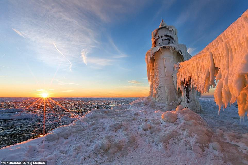 Ngọn hải đăng St Joseph North Pier Inner Lighthouse trên hồ Michigan ở Mỹ bị đóng băng. 