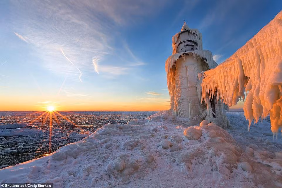 Ngọn hải đăng St Joseph North Pier Inner Lighthouse trên hồ Michigan ở Mỹ bị đóng băng. 