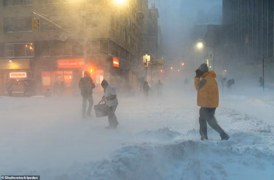 Người dân vật lộn với bão tuyết ở Manhattan, New York, Mỹ. 